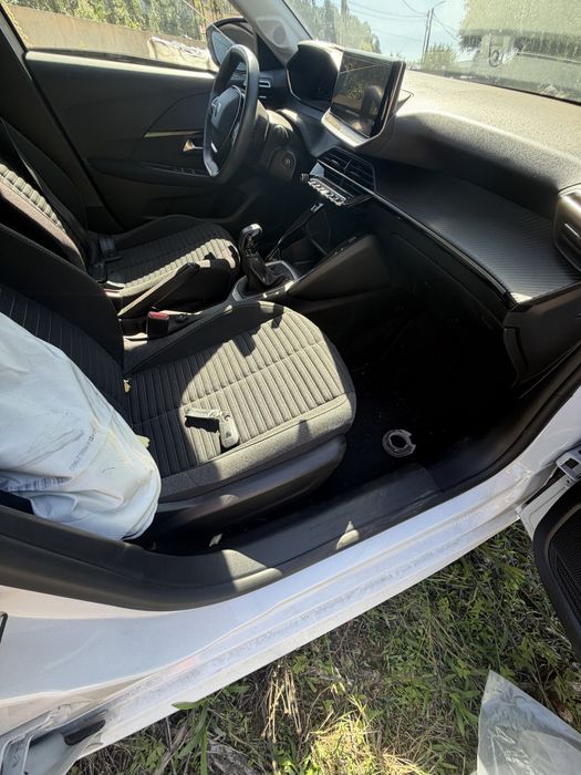 Peugeot 208 a trabalhar poucos km novo modelo