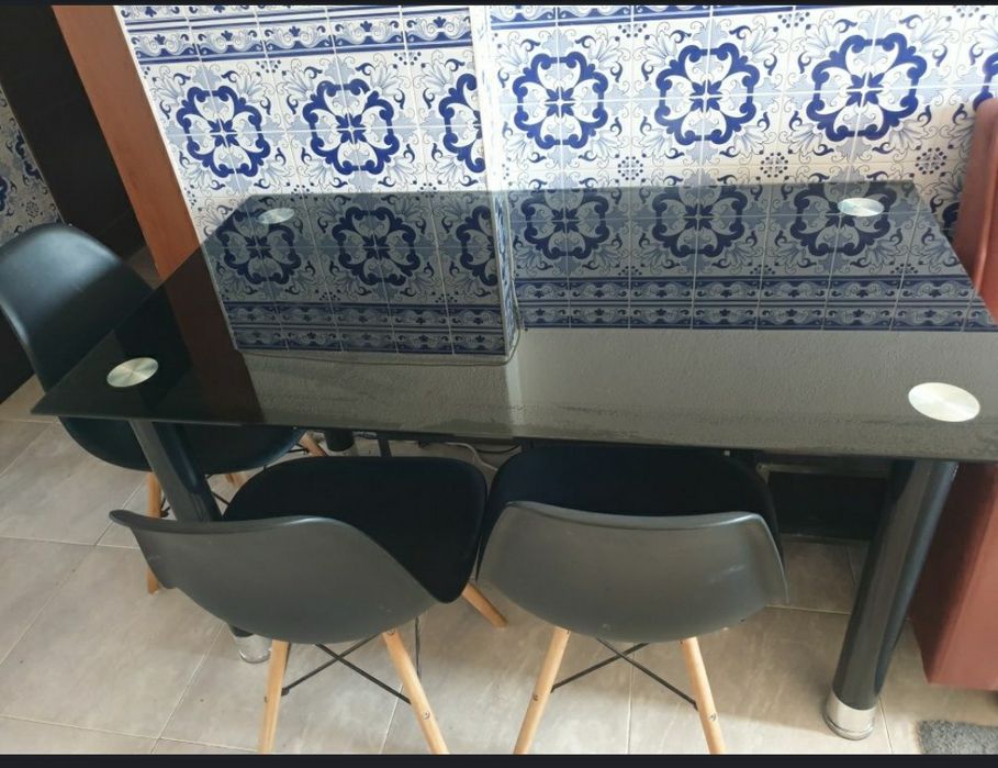 Mesa de jantar sem cadeiras.