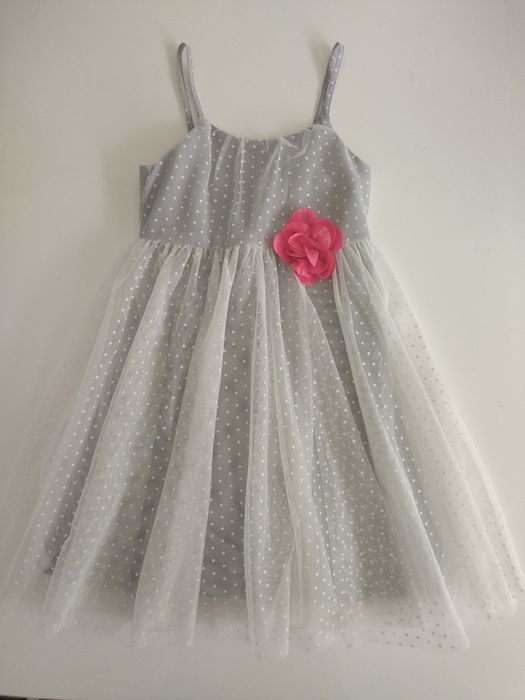 Vestido de menina branco e cinza com flor cor de rosa tamanho 6-7 anos