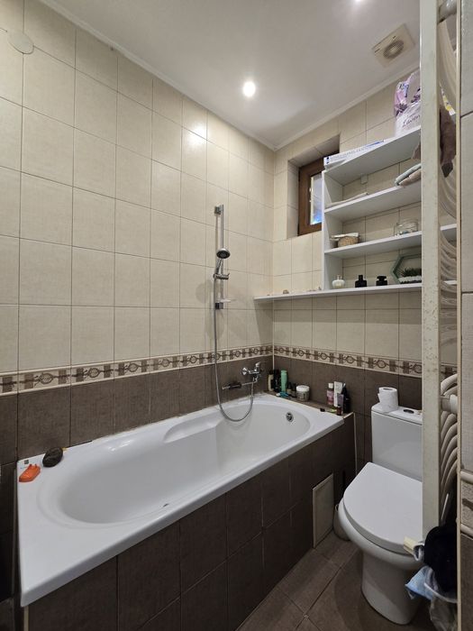 Продаж будинку-напівособняка розташований в спокійному районі міста