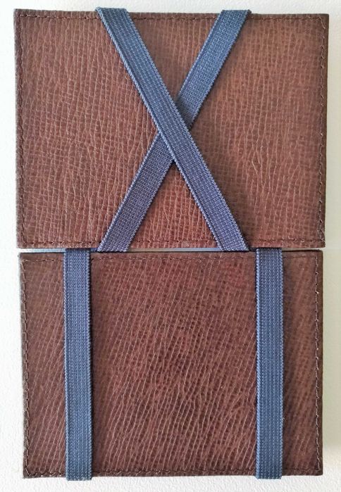 Carteira em pele azul escura e castanha para homem da Massimo Dutti