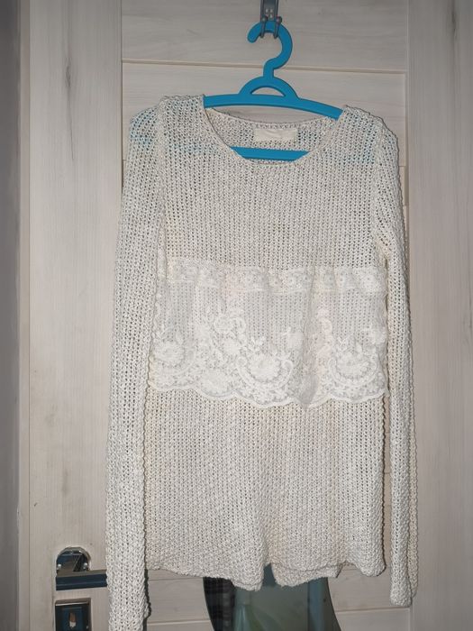 Biały sweter damski