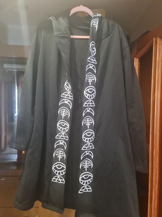 Кофта с оккультными готическими символами