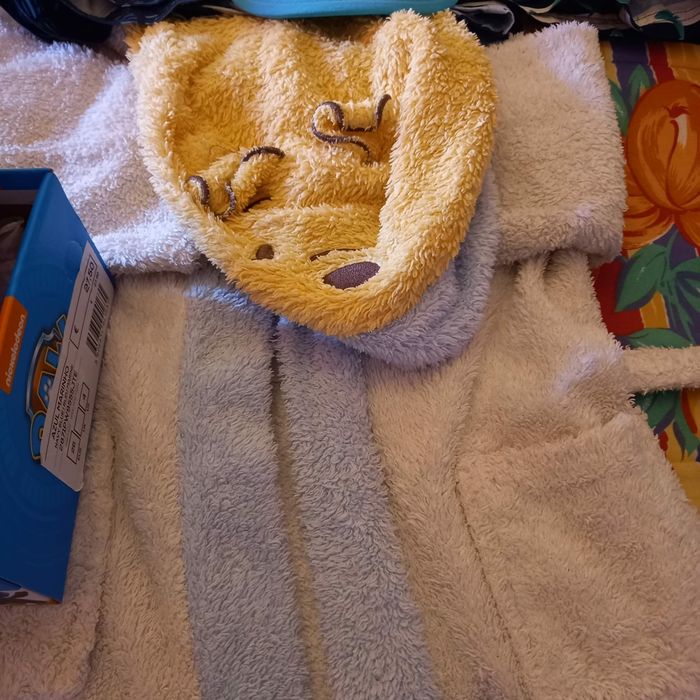 Roupa e sapatos criança entre os 3 e cinco anos