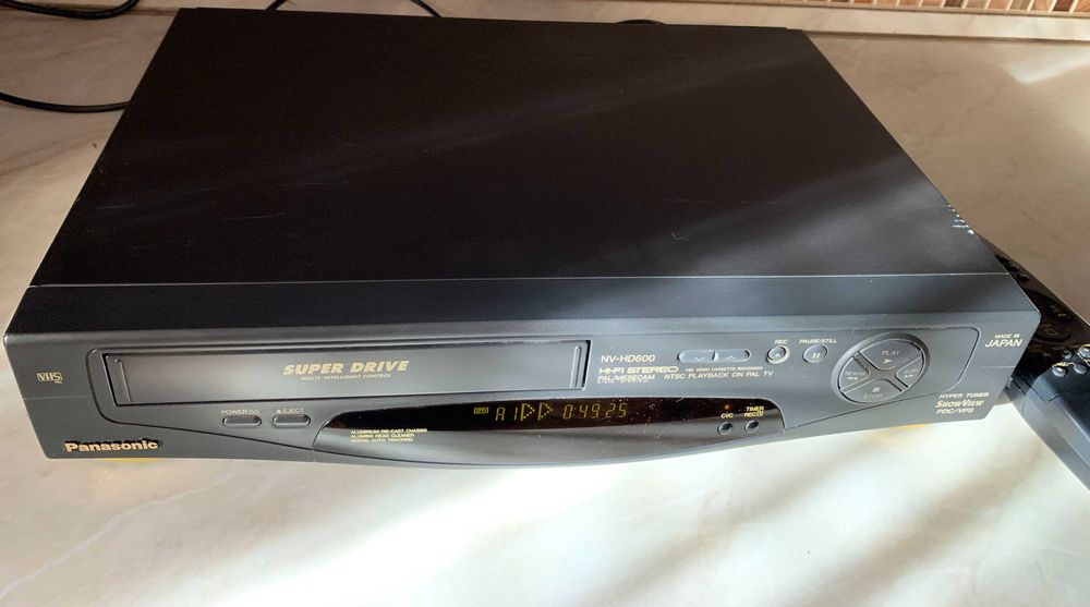 Видеомагнитофон Panasonic NV-HD600EE