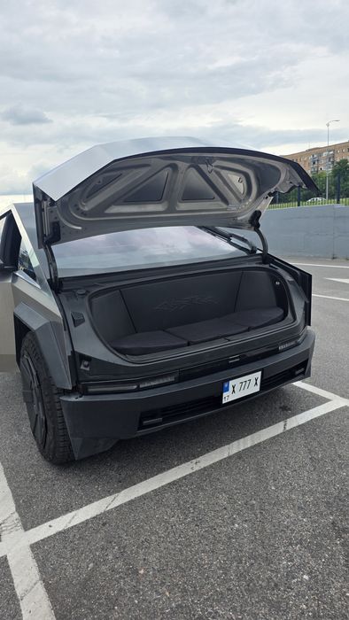 Tesla Cybertruck (категорія B !)