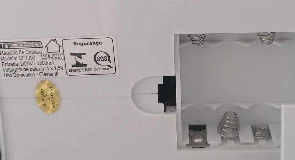 Máquina costura portátil Incasa 220v e pilhas