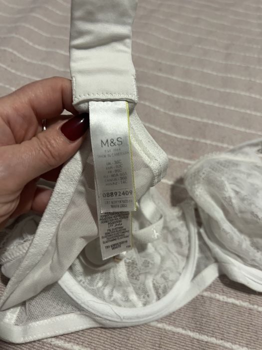 Piekny bialy biustonosz