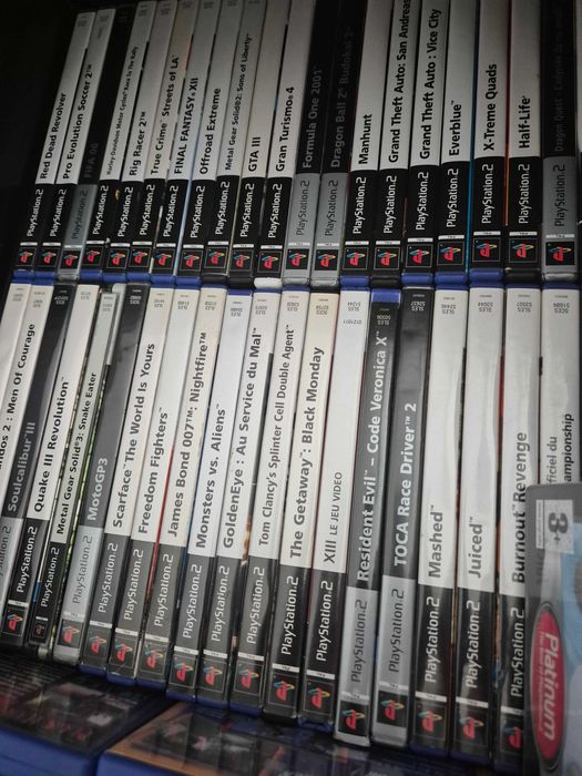 Jogos PS2 e duas PS2