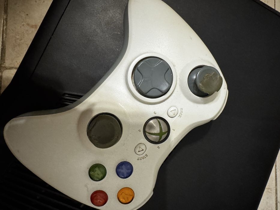 XBOX 360 Slim + 2 comandos + 4 jogos