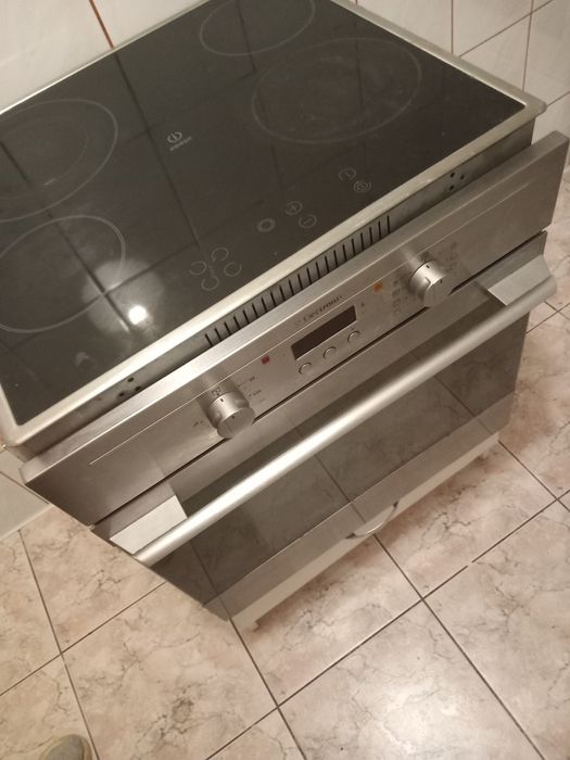 Kuchenka elektryczna z płytą indukcyjną Elektrolux/Indesit