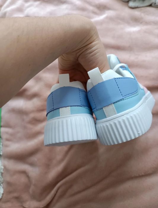Nowe białe sneakersy z kolorowymi elementami, rozmiar 34.