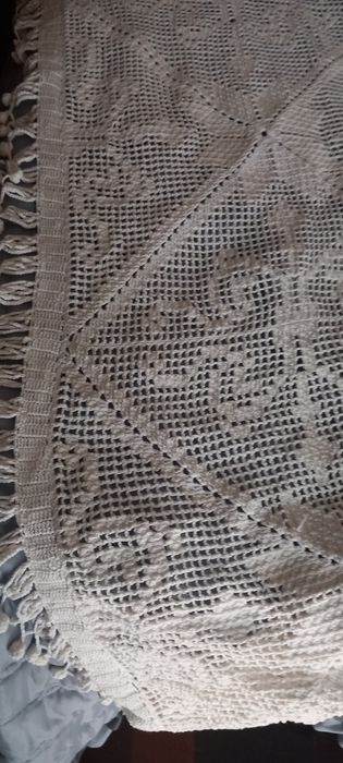 Colcha de renda em bom estado