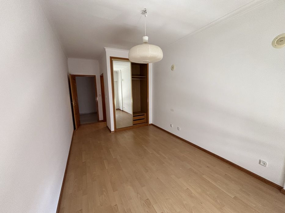 “T3 117m² | Garagem 2 carros | 5.º andar c/elevador | Casal de Cambra”