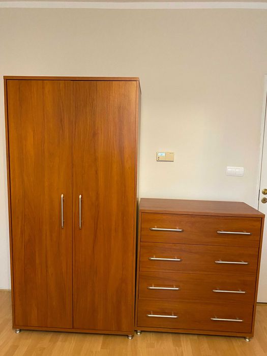 meble pokojowe w kolorze ciepły buk z uchwytami srebrny satynowy