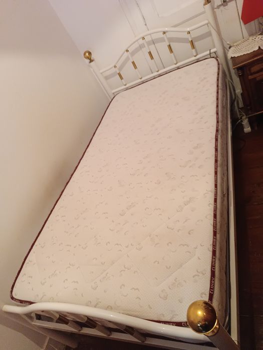 Cama em ferro com estrado e colchão
