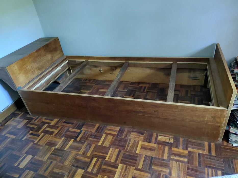 Cama sofá e mesinha