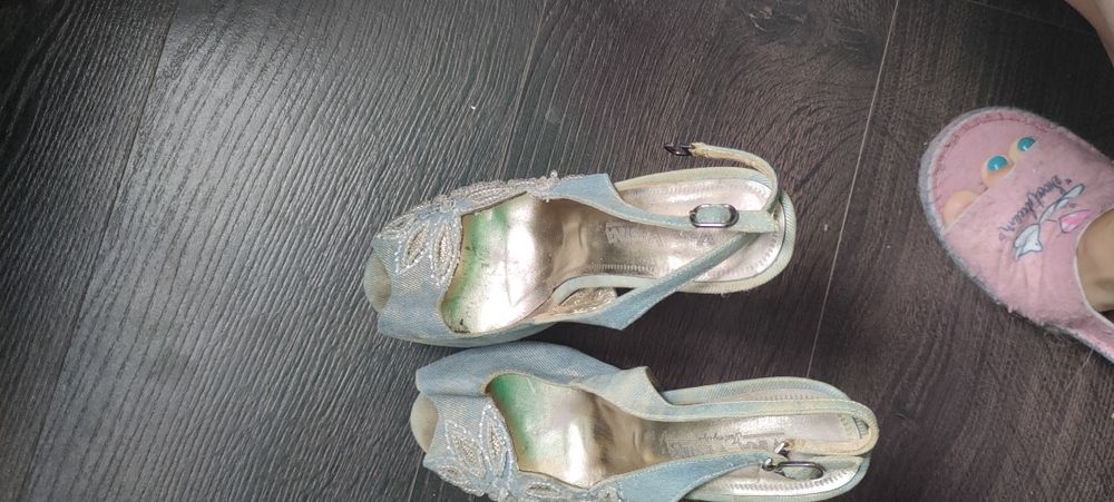 Отдам бесплатно обувь