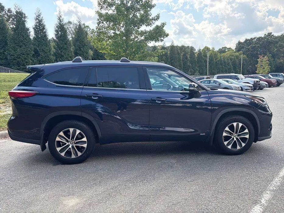Toyota Highlander Hybrid      2022