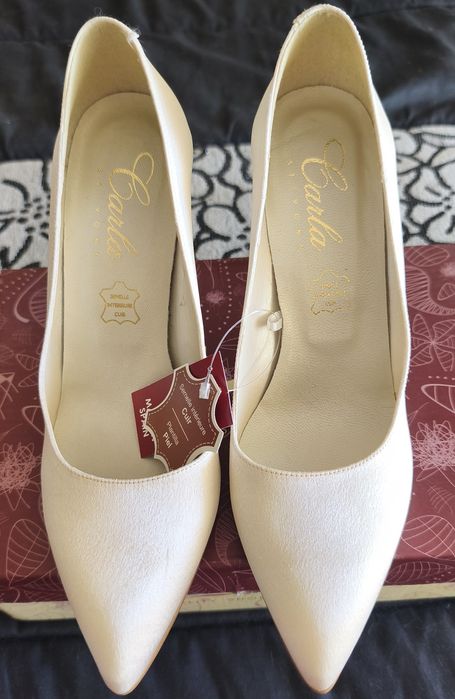 Sapatos em pérola, acetinado