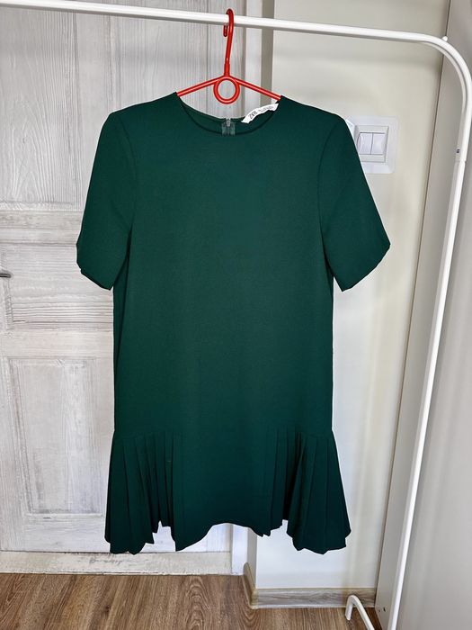 Ciemno zielona sukienka Zara elegancka