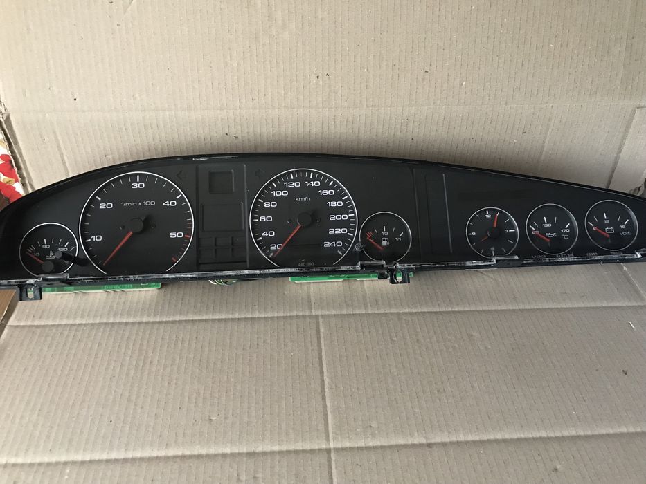 Ауди  а6 с4 , 100  дизель и  бензин, панель приборов.