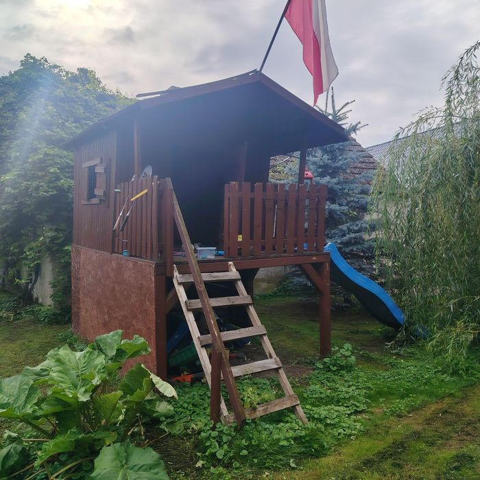 Domek ze zjeżdżalnią