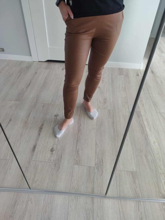 Karmelowe brązowe śliskie spodnie s 36