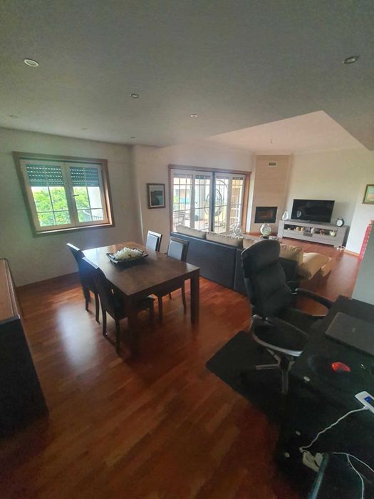 Apartamento T2 mobilado e equipado, com piscina e Box fechada completamente novo