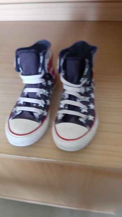 Продам  фирменные  CONVERSE кеды .