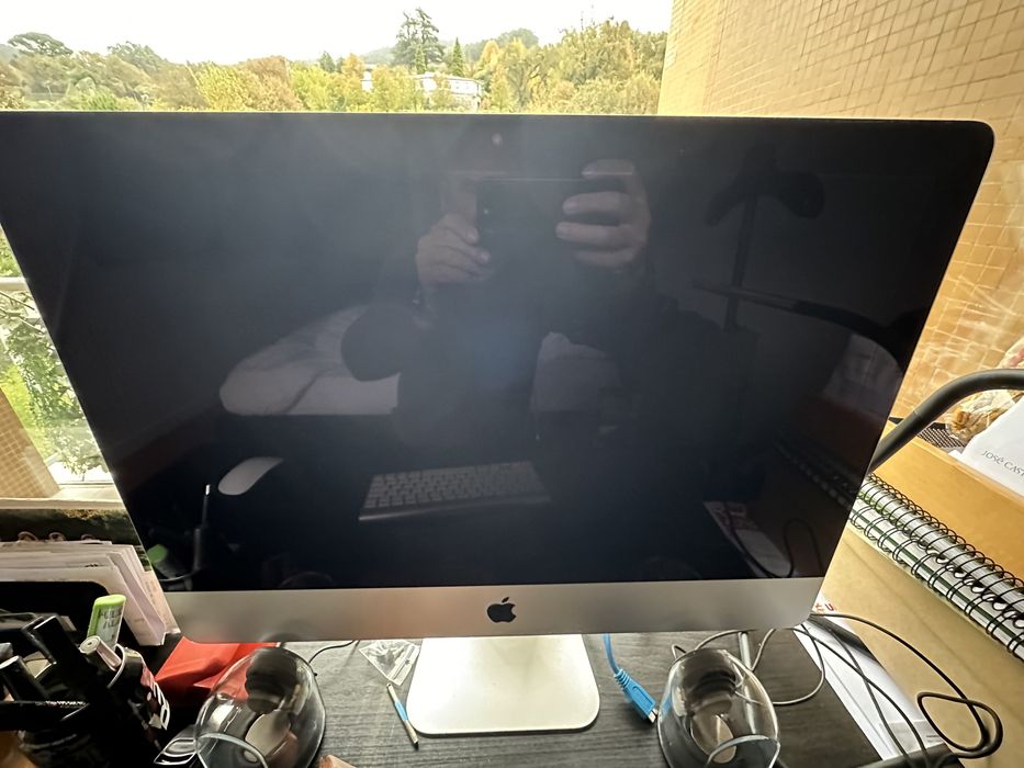 IMac de 21.5 polegadas e em otimo estado. Teclado e mouse originais .