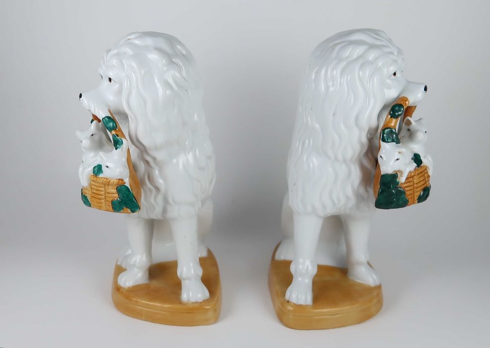 Par esculturas em porcelana - Cães com cesta - 21 cm