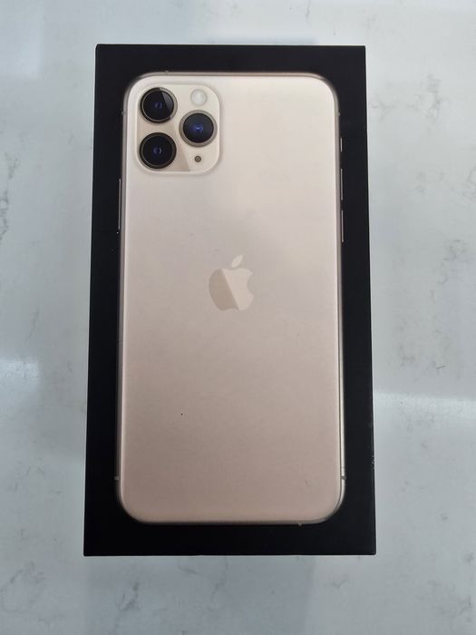 Iphone 11 pro com phones e carregador