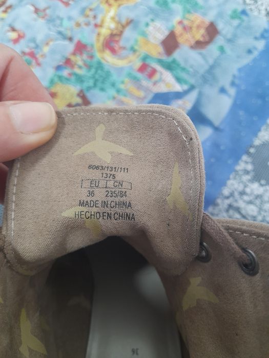 Botins bejes de camurça de cunha da bershka