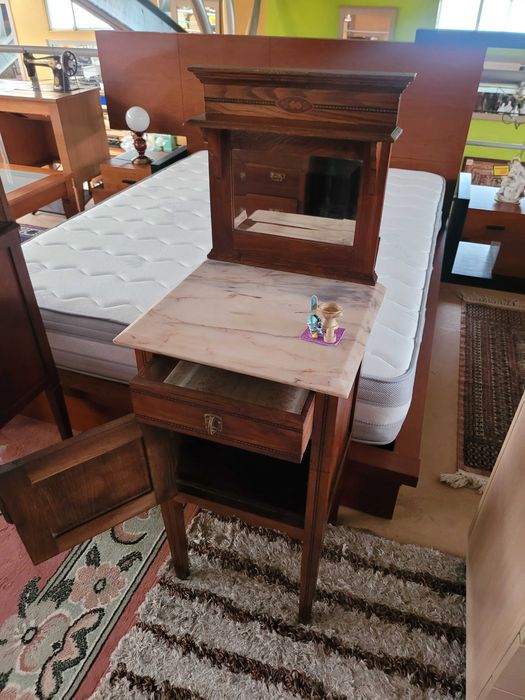 Mesa de cabeceira antiga em óptimo estado geral
