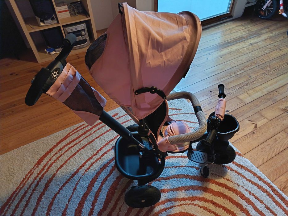 Triciclo de menina com vários extras