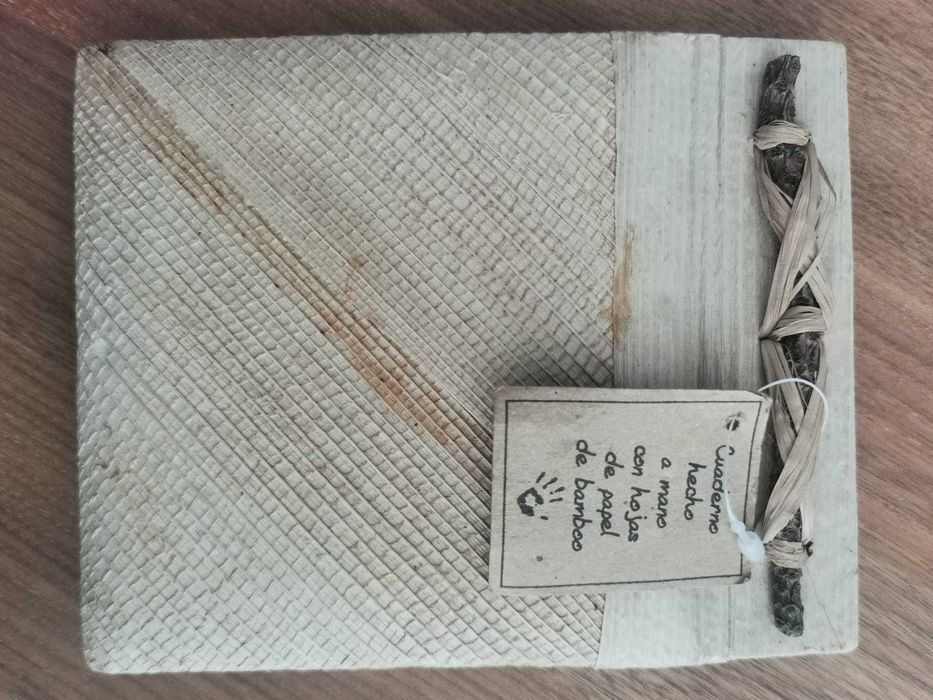 Caderno feito à mão com folhas de bambu