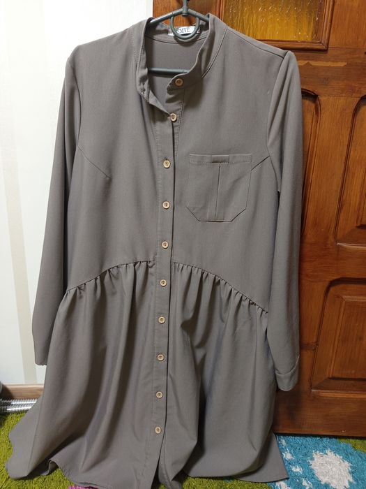 Плаття сіре до коліна