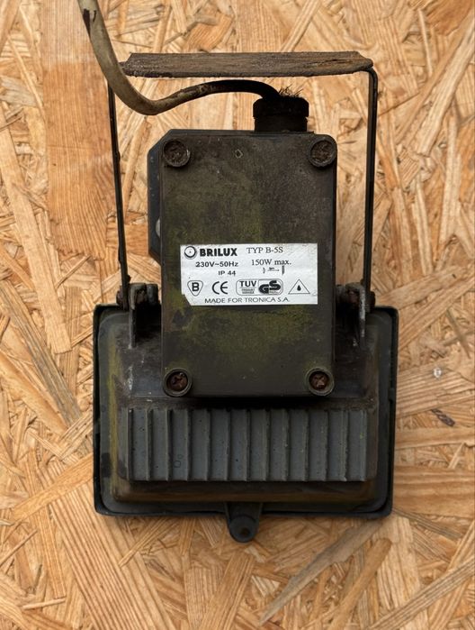 Lampa halogenowa z demontażu elewacji