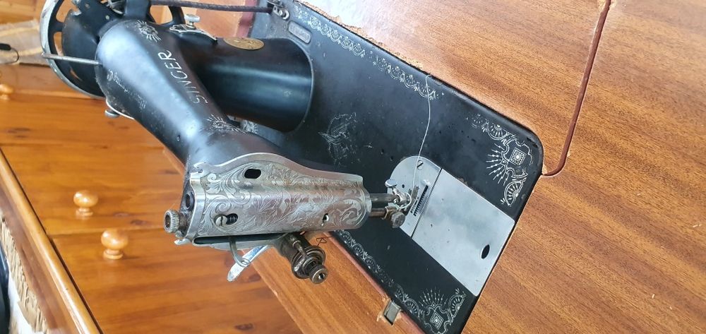 Máquina costura Singer a funcionar