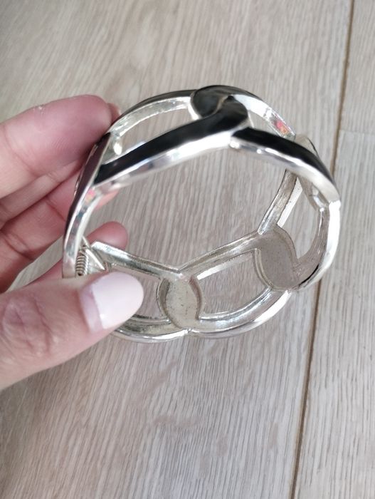 Pulseira preta e prateada