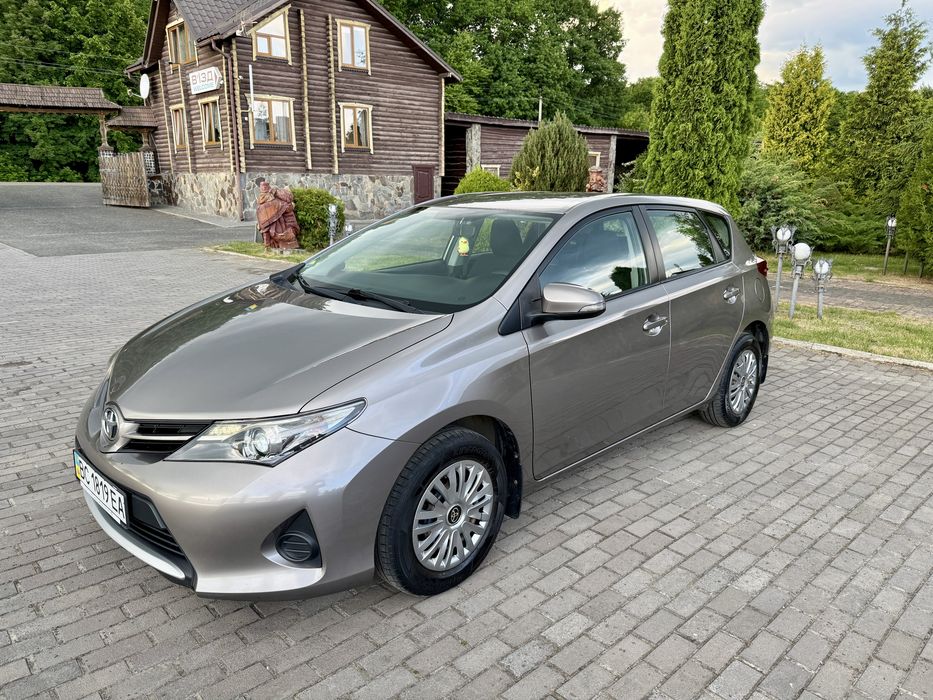 Toyota Auris 2013 хечбек БЕНЗИН 1.3