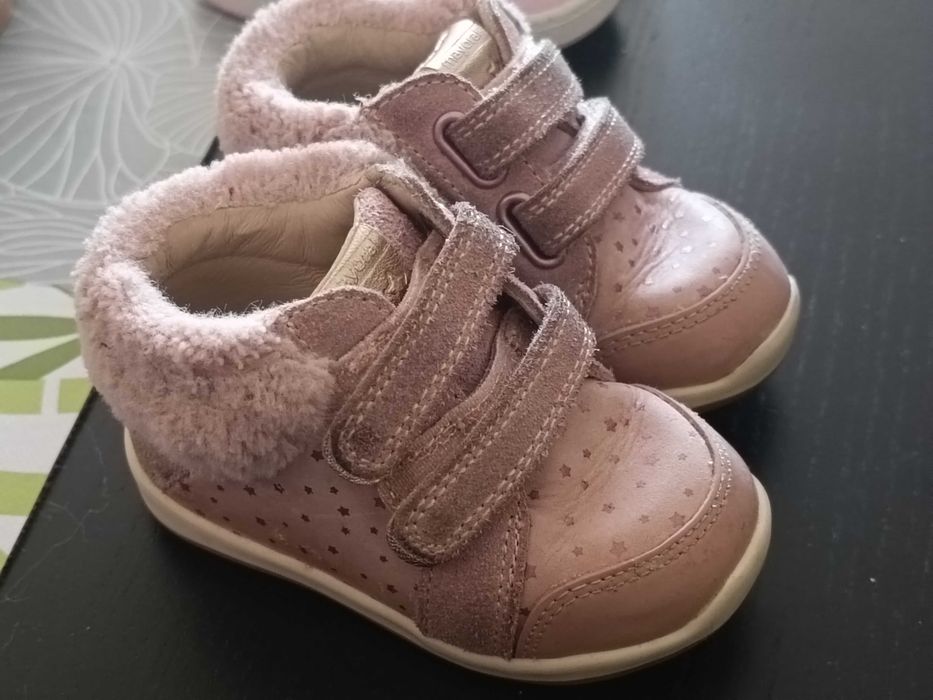 Sapatos de bebê de várias marcas