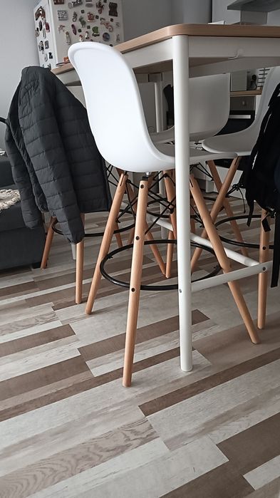 Mesa e 4 cadeiras novas