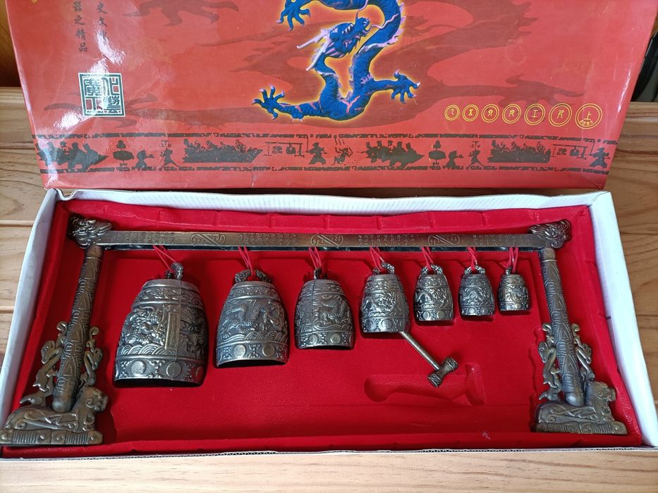 Sinos chineses de metal antigo
