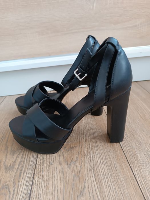 Czarne sandały na obcasie
