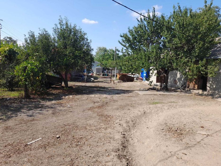 Продається, в селі Бузуків, земельна ділянка 25соток, під забудову.