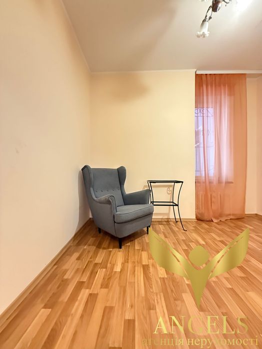 Приватний будинок в центрі: 4 спальні/3 санвузли + робоче крило, гараж