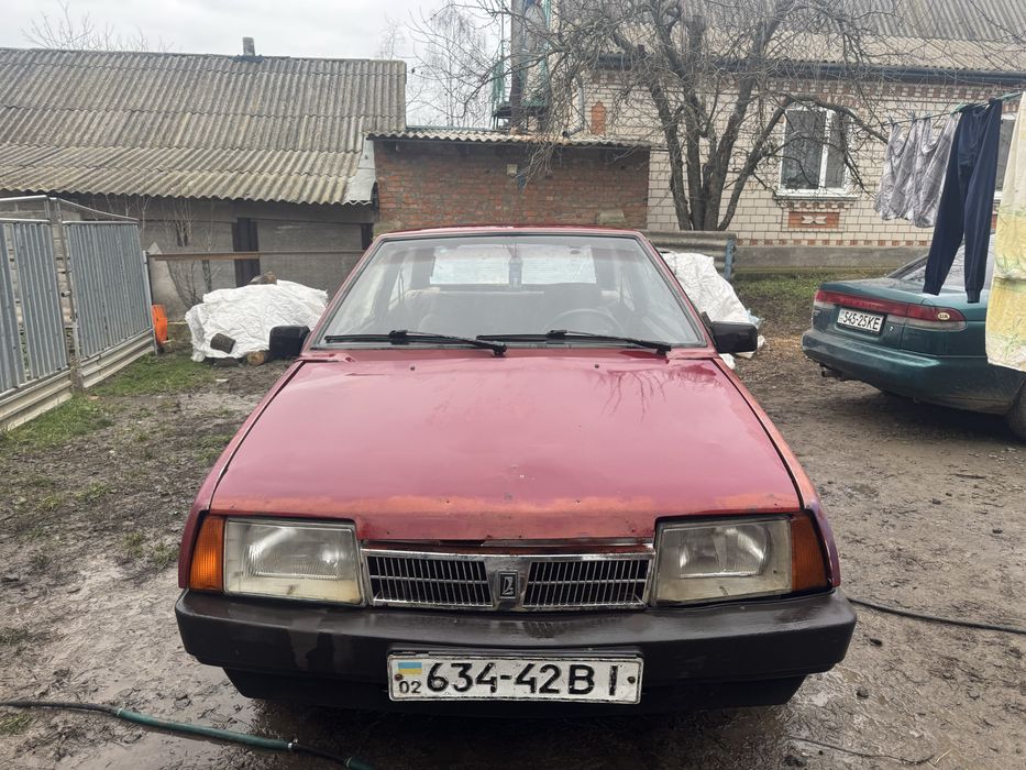 Продавця надійне авто їздив дід на базарі машинка ніколи не підводила є запаска є магнітола із мінусів потрібно замінити стойки передні а також візуально подивитися їде Бордо є купа запчастин усі деталі по телефону