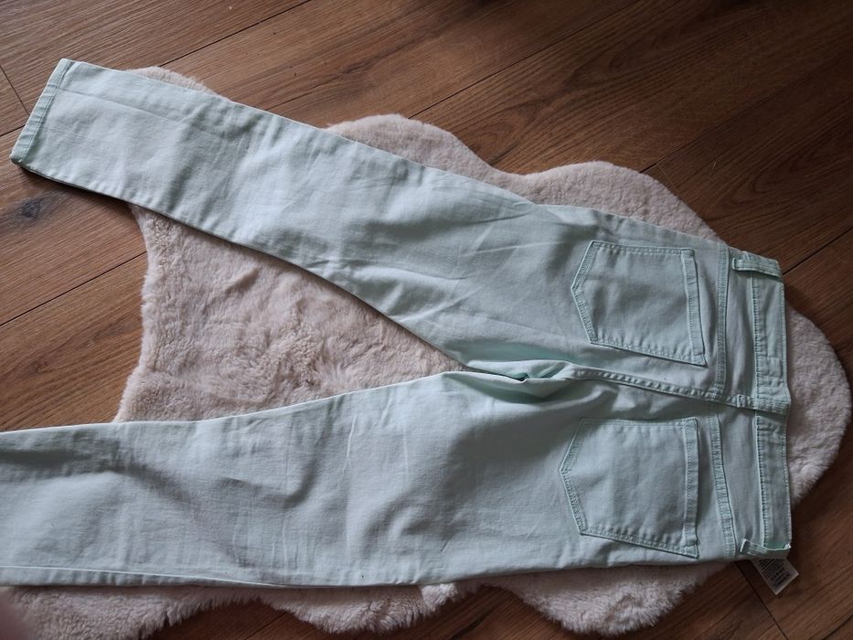 Wiosenne miętowe spodnie jeans rurki slim rozmiar xs. Cubus